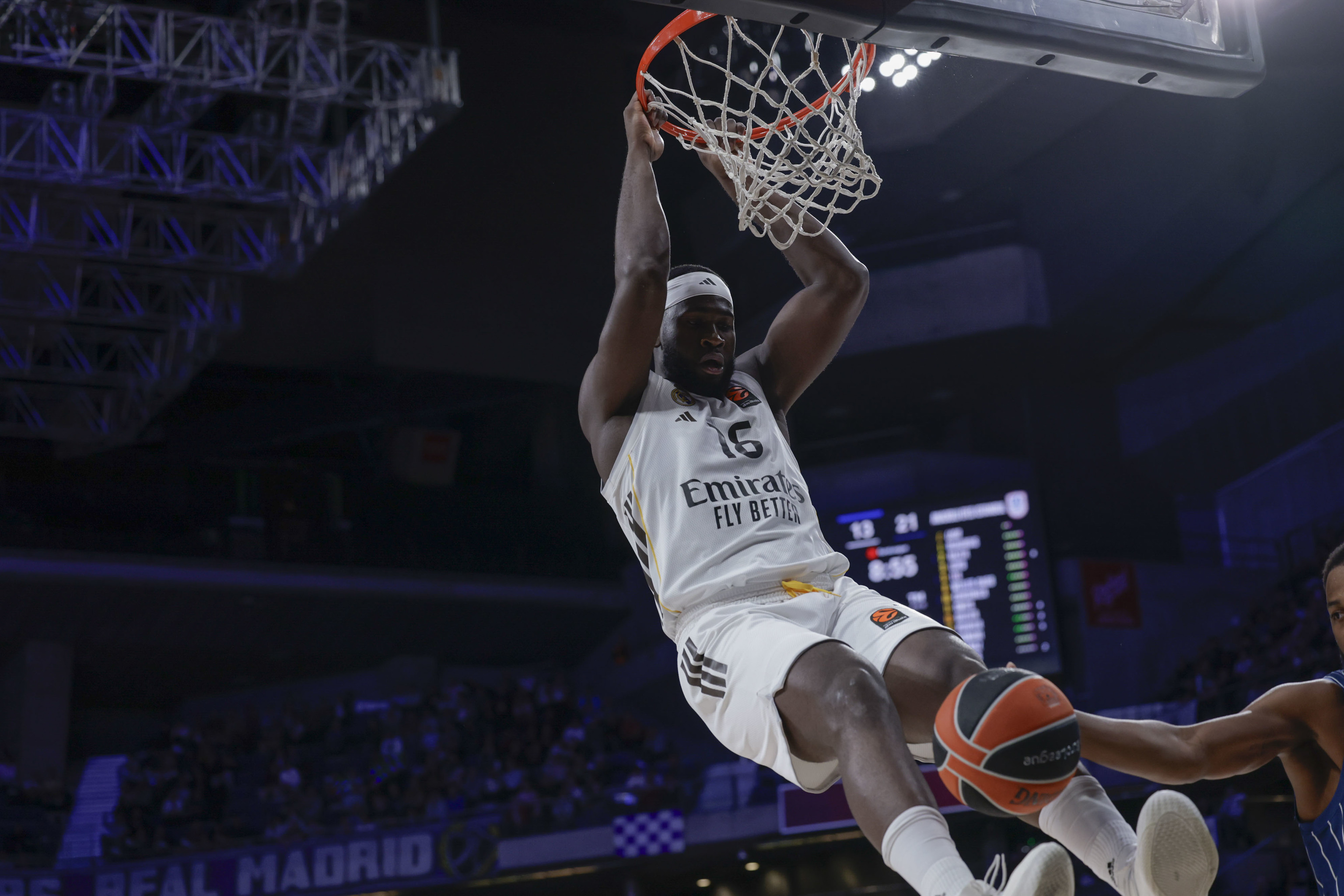 El Real Madrid supera al Efes de Laso con autoridad en el Palacio