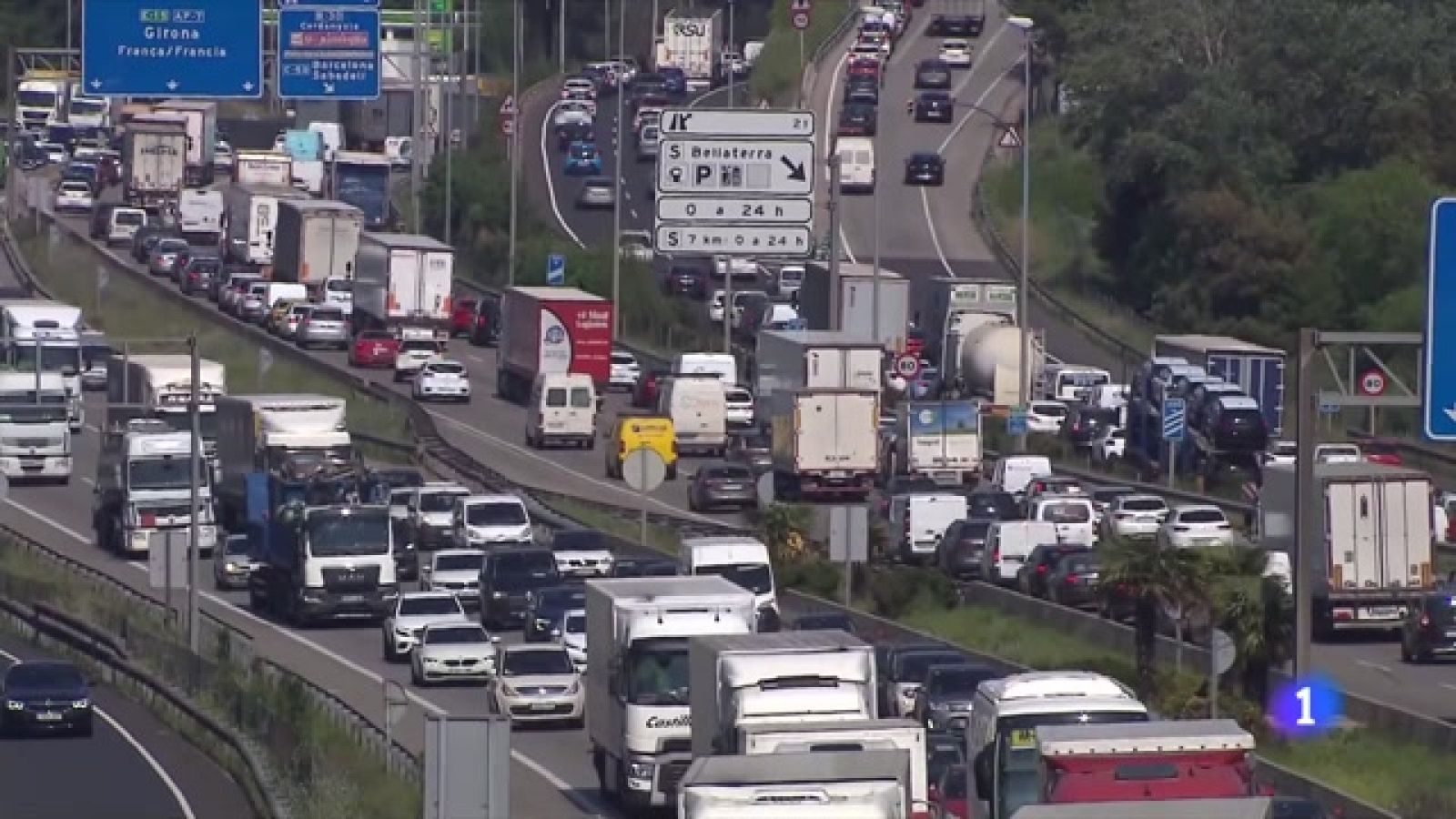 La AP-7 vuelve a colapsar por un accidente de un camión cisterna