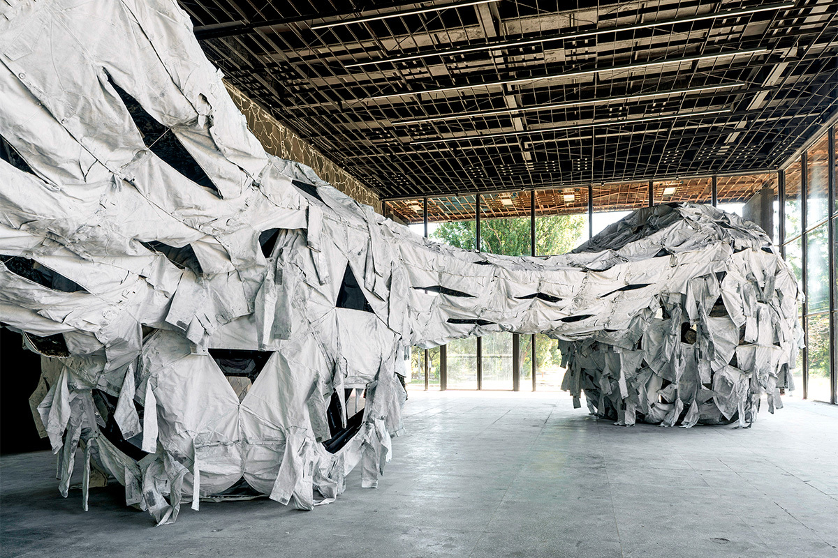 Ai Weiwei en su estudio, rodeado de obras de arte que reflejan su compromiso con la justicia social y la libertad de expresión.