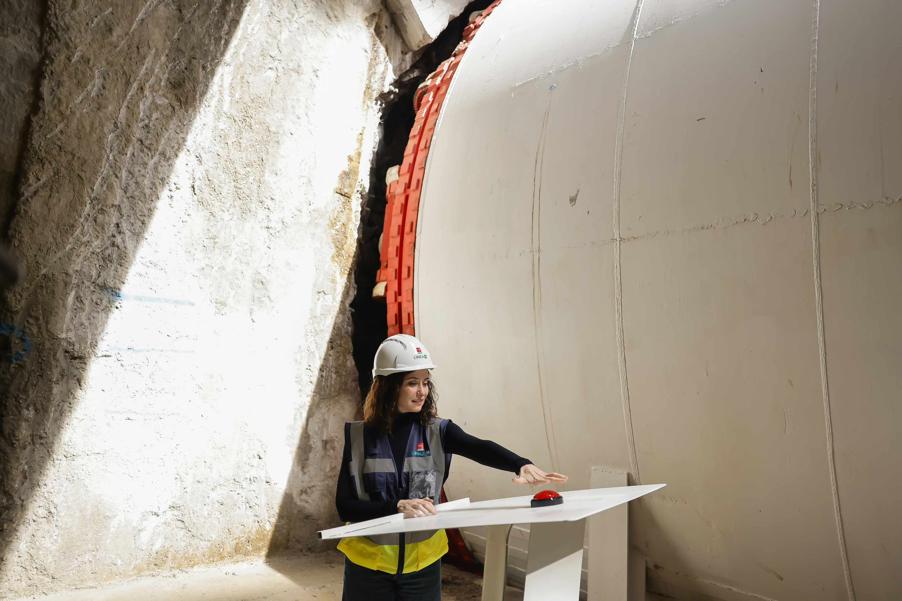 La presidenta Isabel Díaz Ayuso durante la inauguración de la tuneladora Mayrit en el Parque de Comillas.