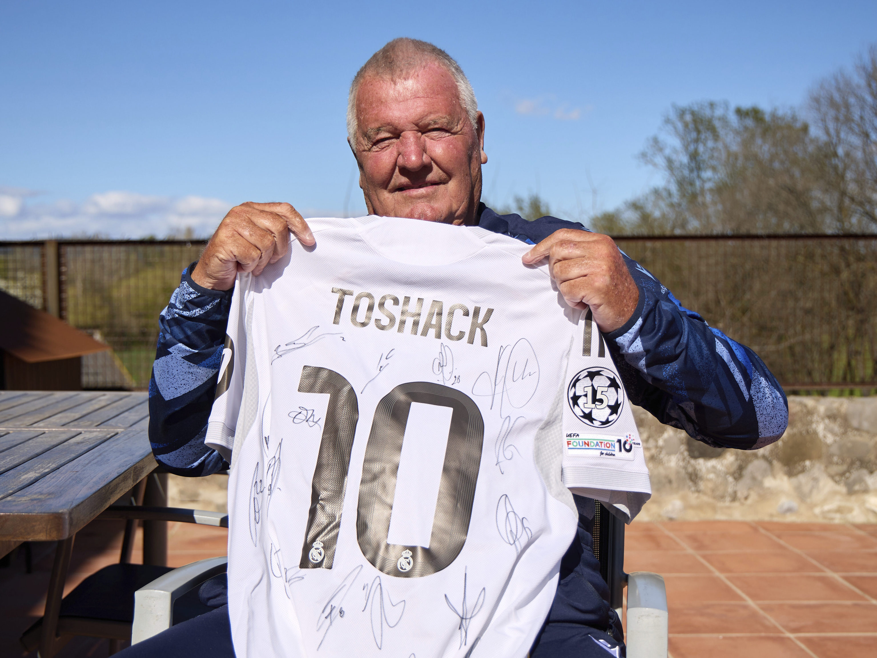 El ex entrenador de fútbol John Benjamin Toshack sonriendo en su hogar de Besalú, Gerona.