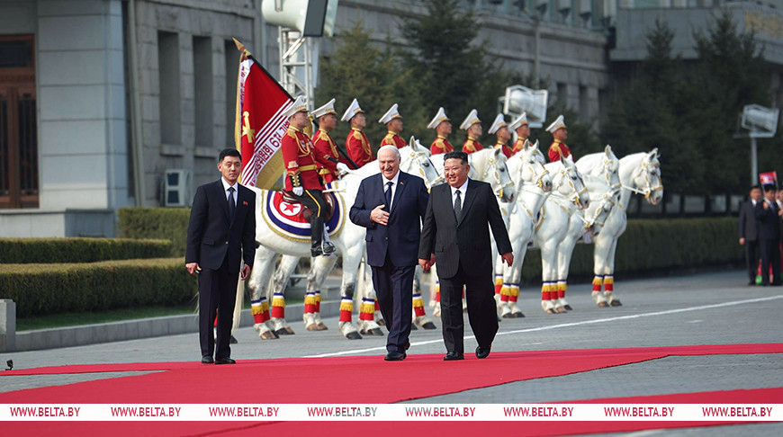 El líder norcoreano Kim Jong-un y el presidente bielorruso Alexandr Lukashenko se reúnen en la plaza Kim Il-sung de Pyongyang.