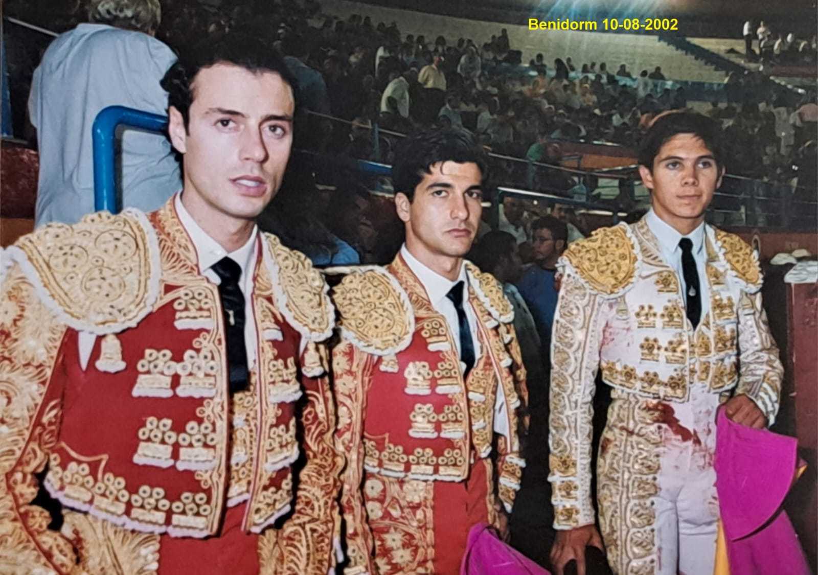 El hijo de Morante de la Puebla, José Antonio Morante, recibe un detalle del Círculo Taurino de Benidorm con fotografías de los paseíllos de su padre en la plaza de toros de la ciudad.