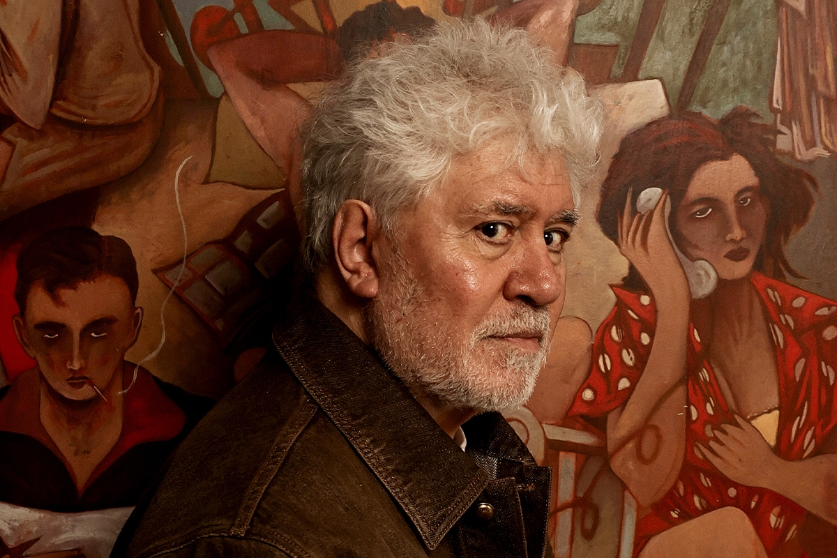 Imagen de la película 'Amarga Navidad' de Pedro Almodóvar, mostrando a los actores en una escena emotiva.