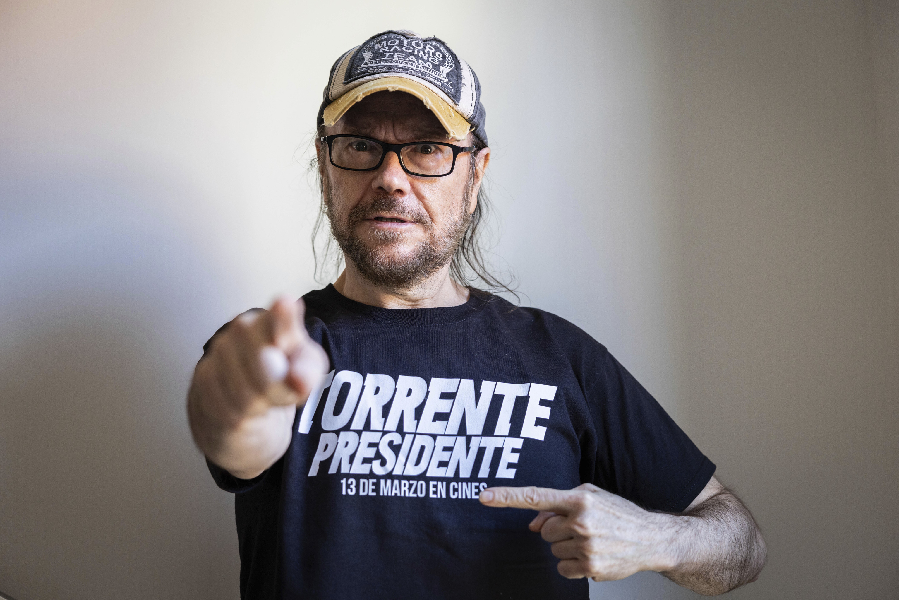 Rubén Lardín sonriendo mientras sostiene un libro en una librería de París