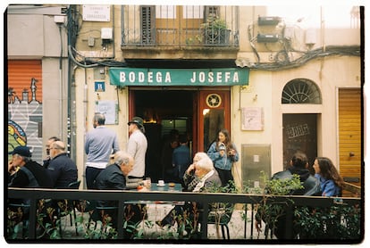 El chef Oriol Lagé Altés, responsable de la cocina de Bodega Josefa, presenta un plato de fricandó de morro de cerdo, macarrones y pilota a la Stroganoff.