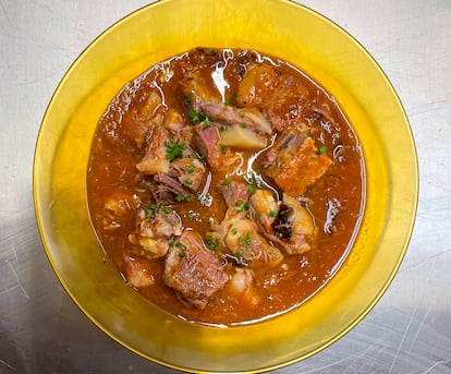 La terraza de Bodega Josefa, un lugar ideal para disfrutar de un vermut y berberechos al sol.