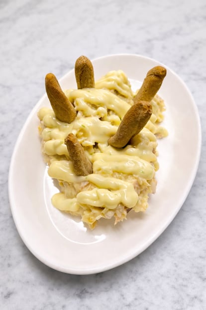 Un plato del día en Bodega Josefa, que incluye pan, bebida y helado.