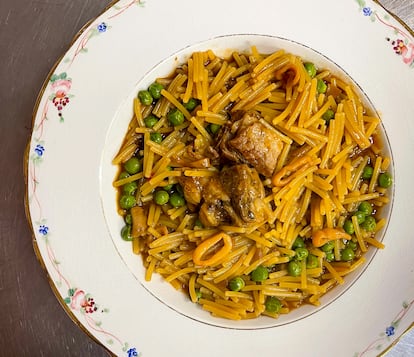 Un cliente disfrutando de un café en Bodega Josefa.