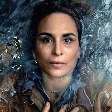 El enfoque audaz de 'Deadloch' nos hace enganchar desde el inicio.