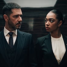 La sátira y el humor se entrelazan en 'Deadloch' para ofrecernos una visión crítica de la sociedad.