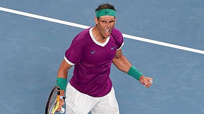Rafa Nadal con su trofeo de campeón en el Open de Australia