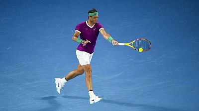 Rafa Nadal en un partido de tenis con una lesión
