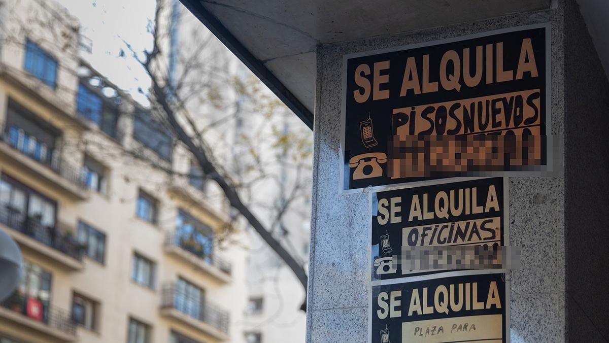 Carteles de alquileres en las paredes de un inmueble en Barcelona