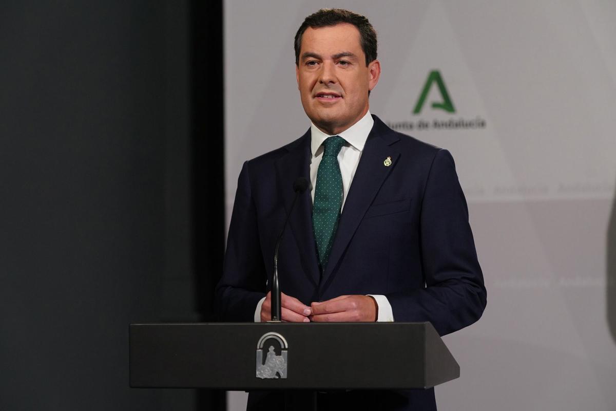 El presidente de la Junta de Andalucía, Juanma Moreno, comparece en el Palacio de San Telmo para anunciar nuevas medidas contra la pandemia.