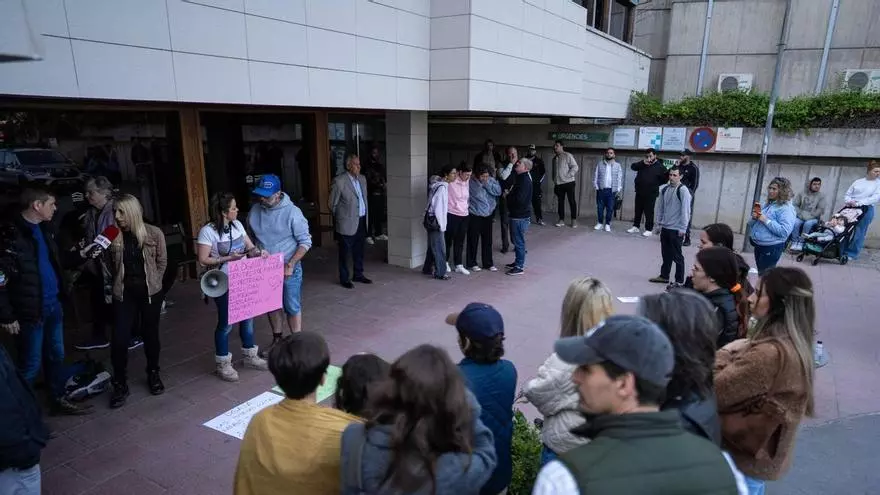 Una foto de una persona votando, simbolizando la participación ciudadana en la democracia.