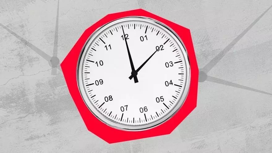 Una imagen de un edificio gubernamental con banderas ondeando, representando la institución y la autoridad.