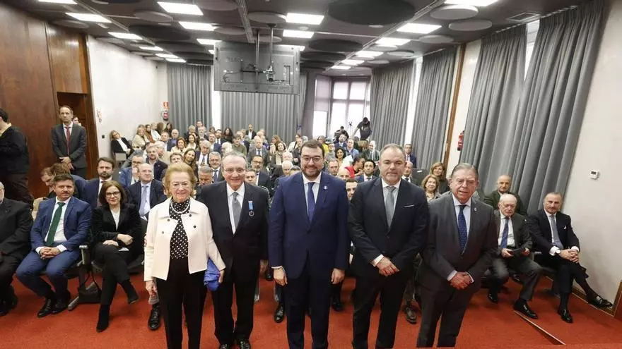Una familia feliz y unida, con un enfoque en la crianza y el desarrollo de los hijos.