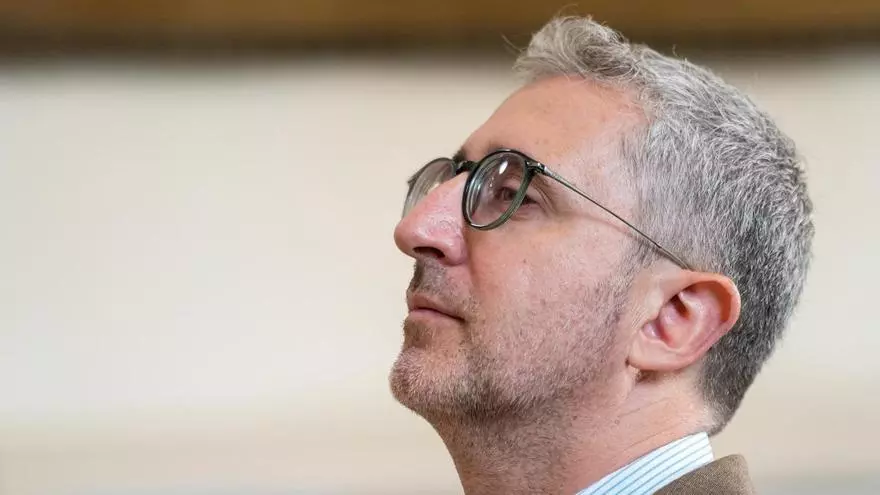 Un grupo de personas de diferentes edades y procedencias trabajando juntas en un proyecto de crianza.