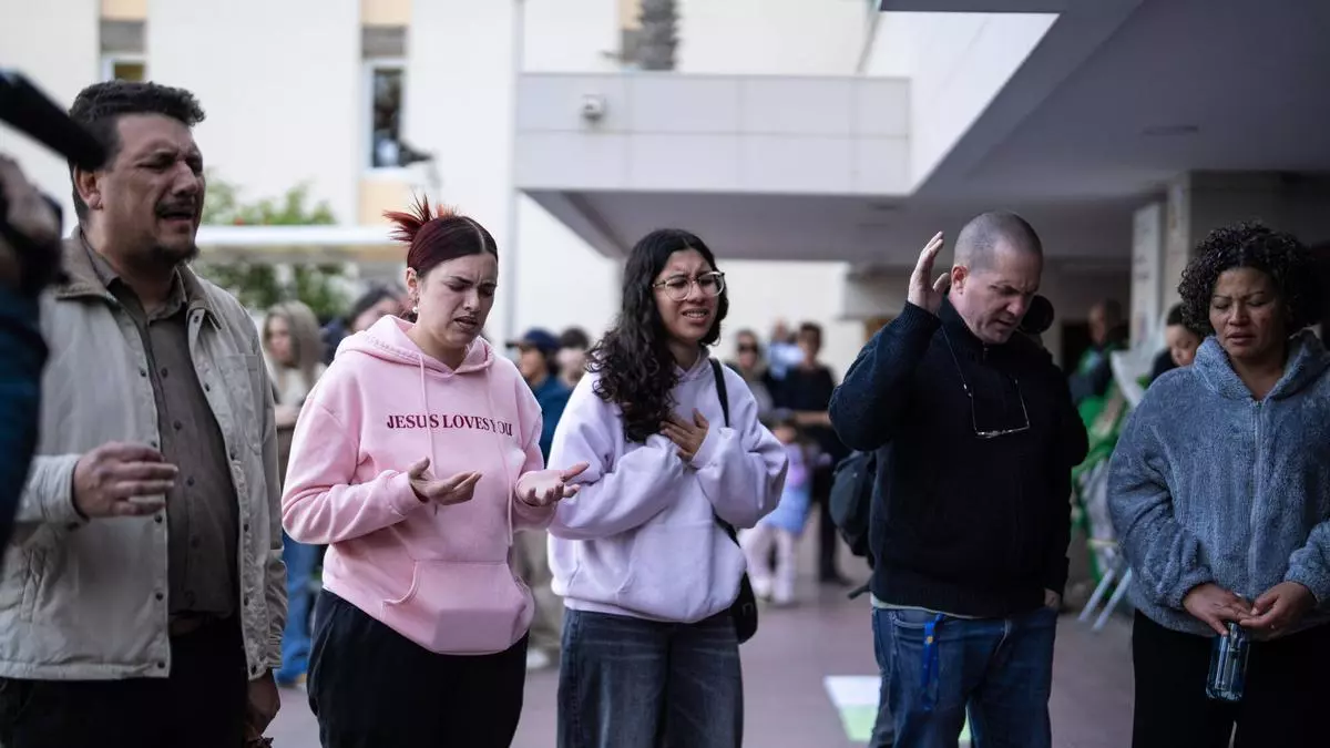 Un niño sonriendo y jugando en un entorno seguro y propicio para el desarrollo.