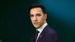 Foto de un grupo de personas con dispositivos móviles