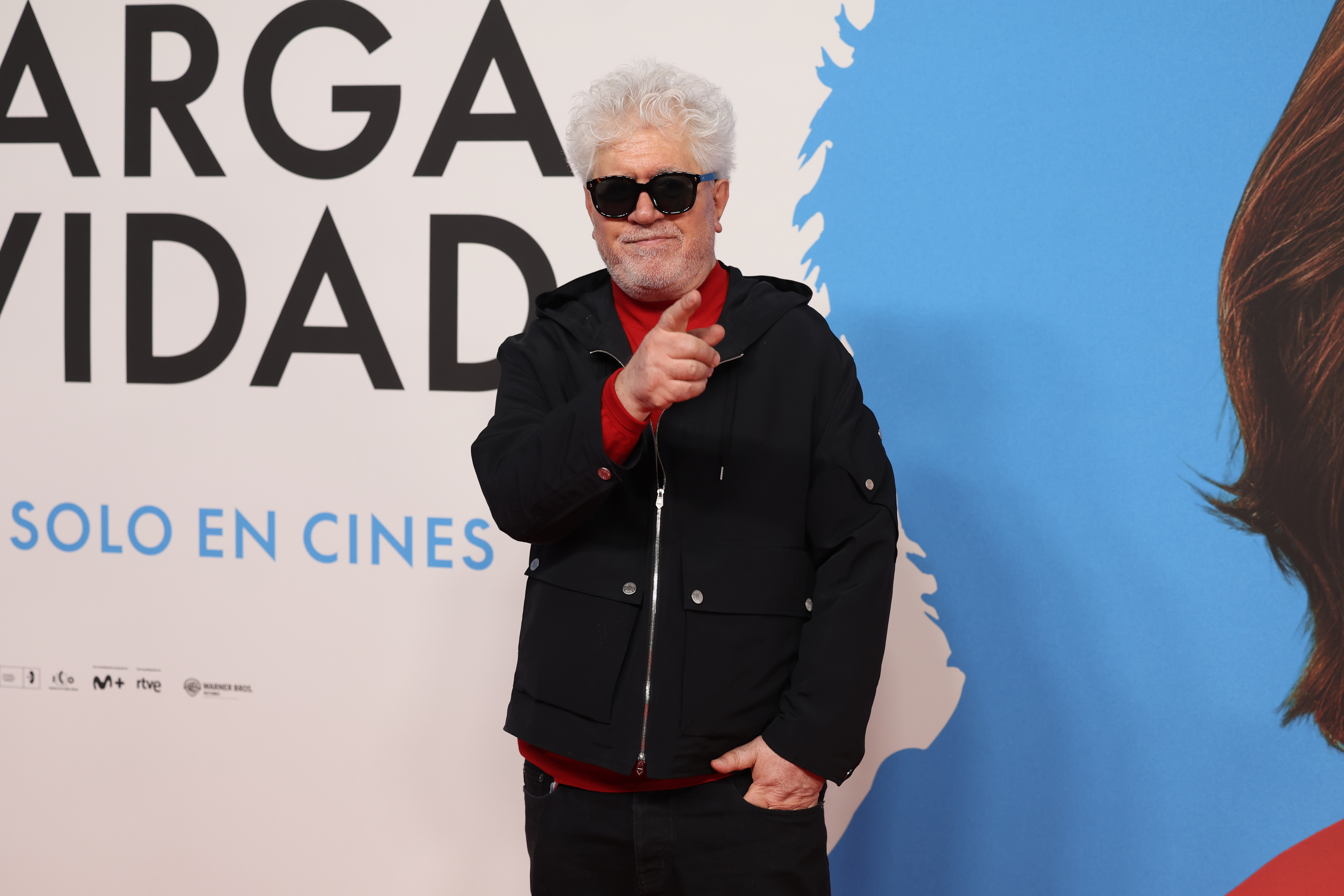 Imagen de la película 'Altas capacidades', con un grupo de actores en una escena de comedia.