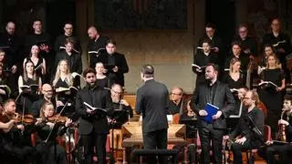 El director Jonathan Cohen en la interpretación de 'La Pasión según San Mateo' de Bach. (Fuente: El Periódico)