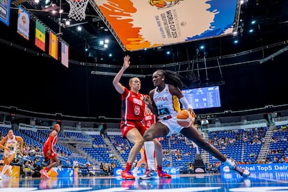 Foto de Awa Fam, pívot del Valencia Basket y una de las jugadoras españolas más prometedoras. (Fuente: El País)