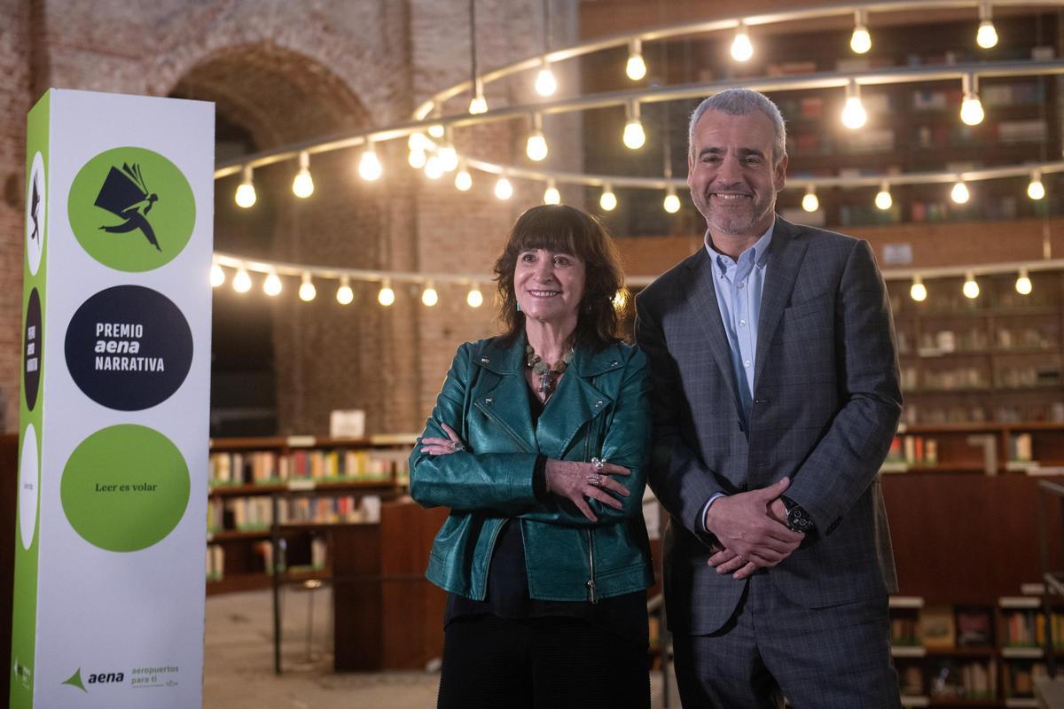 El presidente de Aena, Maurici Lucena, junto a la escritora Rosa Montero, presidenta del jurado del Premio Aena de Narrativa 2026. (Fuente: El Periódico)
