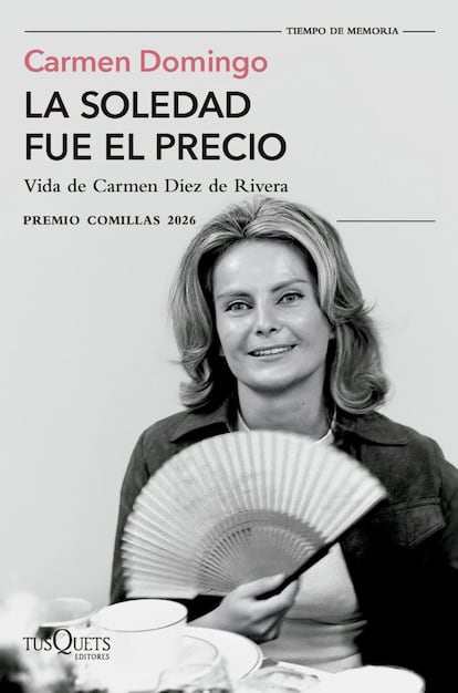 Fotografía de Carmen Domingo en una conferencia sobre su biografía, con un fondo que evoca la época de la Transición española. (Fuente: El País)