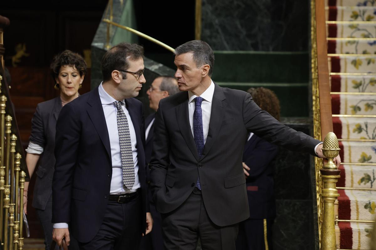 El presidente del Gobierno, Pedro Sánchez, y el ministro de Economía, Carlos Cuerpo, en una imagen de archivo. (Fuente: El Periódico)