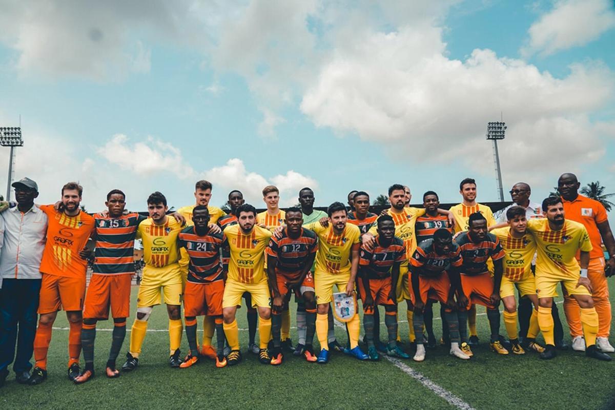 Jugadores del Ramassà en un viaje solidario a África, llevando sonrisas y esperanza a las comunidades locales. (Fuente: El Periódico)