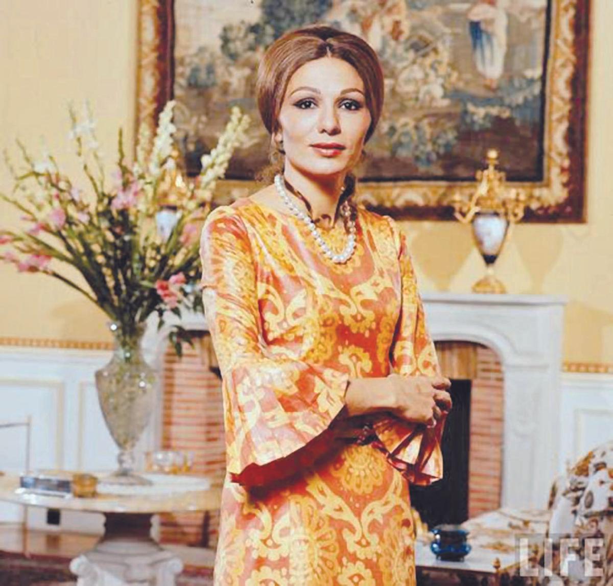 Farah Diba retratada por Andy Warhol en un retrato pop art. (Fuente: El Periódico)