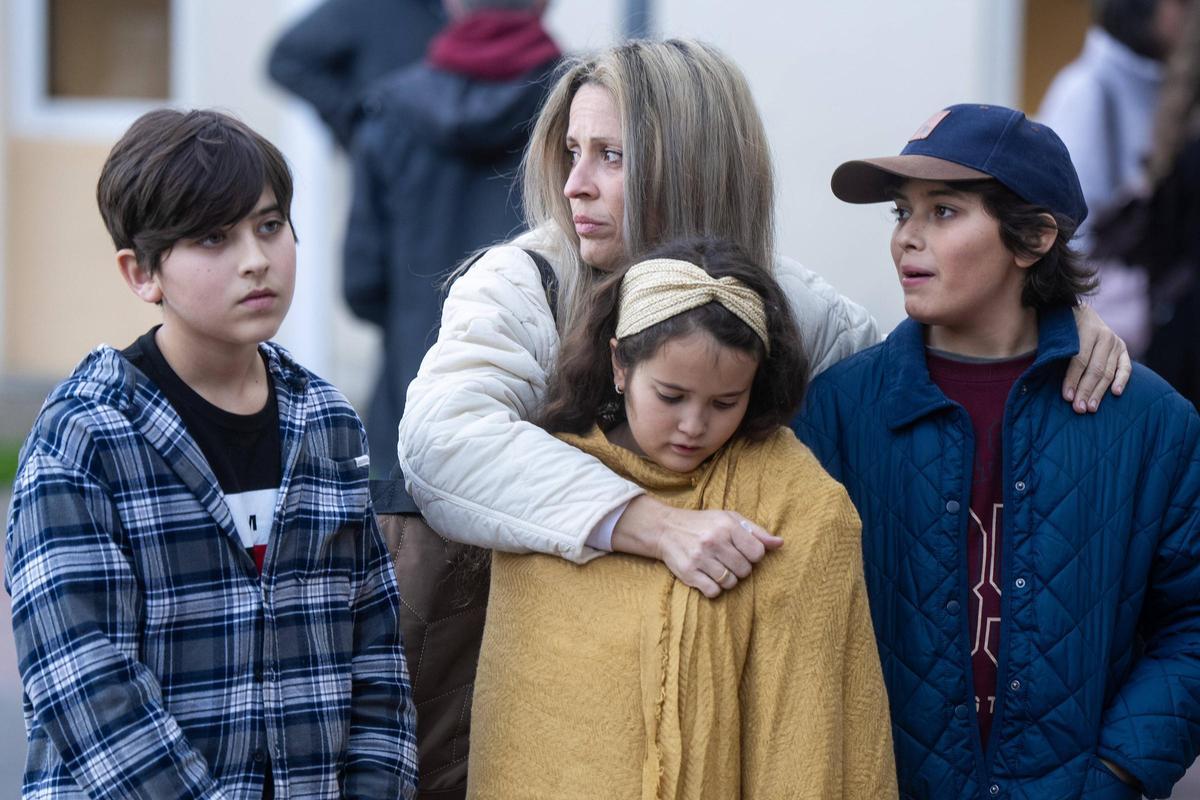 Concentración de personas cristianas y evangélicas frente al Hospital Residencial Sant Camil durante el proceso de eutanasia de Noelia. (Fuente: El Periódico)