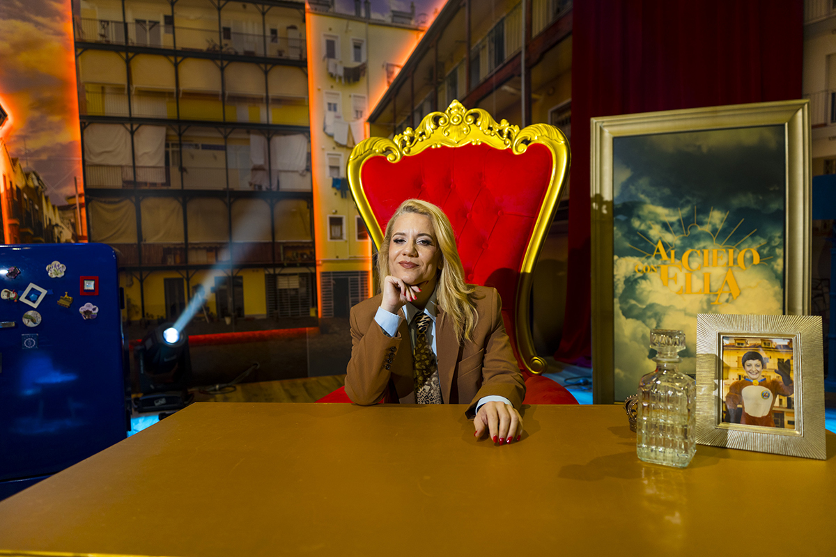 Cuatro humoristas españolas sonriendo en una imagen de grupo, listas para subir al escenario y hacer reír al público. (Fuente: El Mundo)