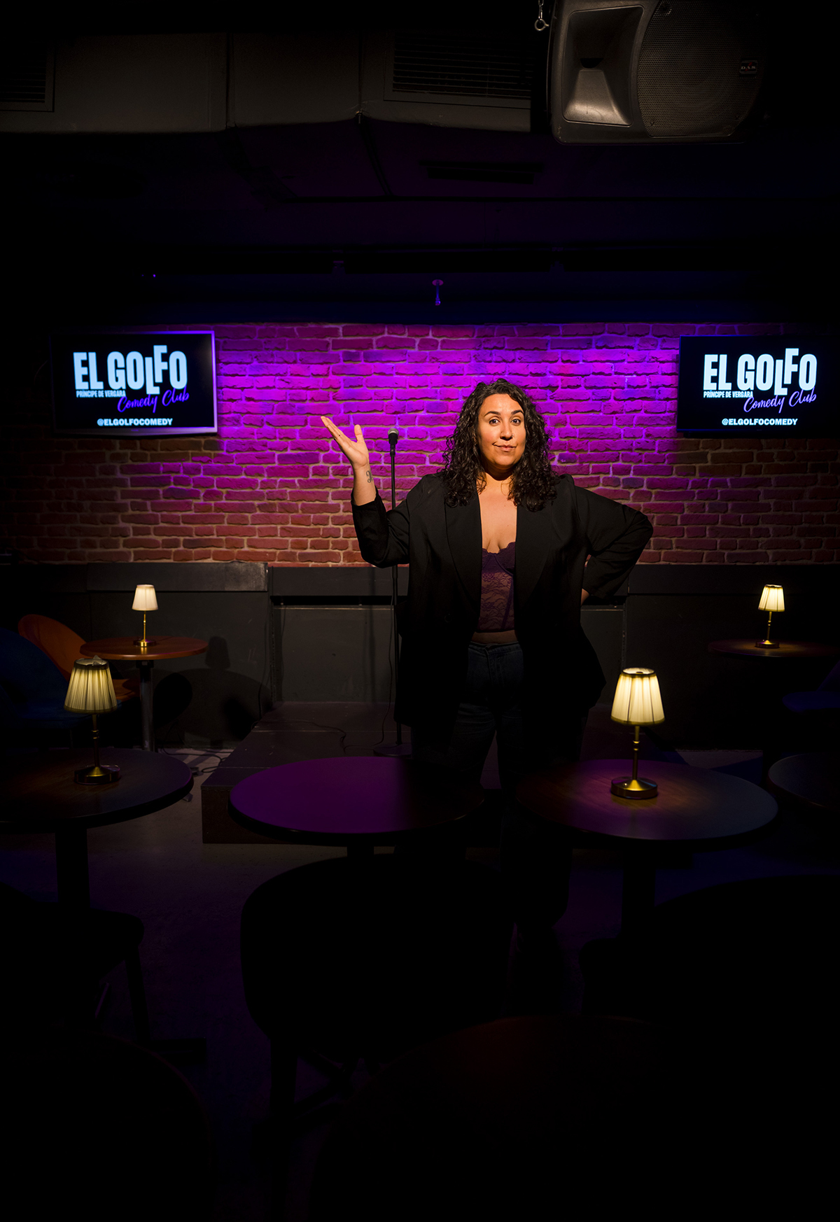 Henar Álvarez presentando su programa de televisión Al cielo con ella, con una sonrisa confiada y una actitud desenfadada. (Fuente: El Mundo)
