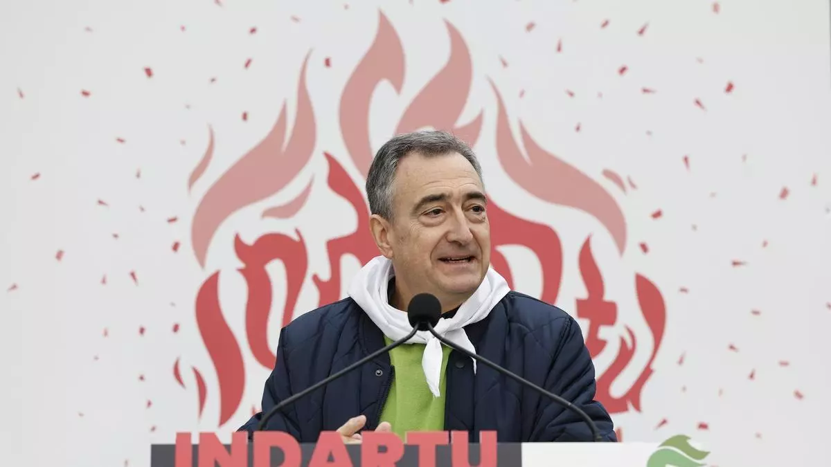 Oltra habla en un evento político con una multitud de personas en el fondo, enfatizando la importancia de la participación ciudadana. (Fuente: El Periódico)