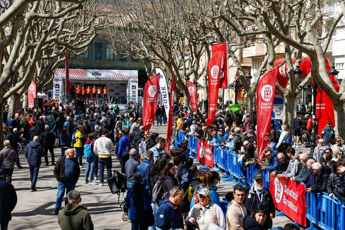 El ciclista Jonas Vingegaard sube por el puerto de Pradell con el jersey de líder de la Volta Catalana. (Fuente: El Periódico)