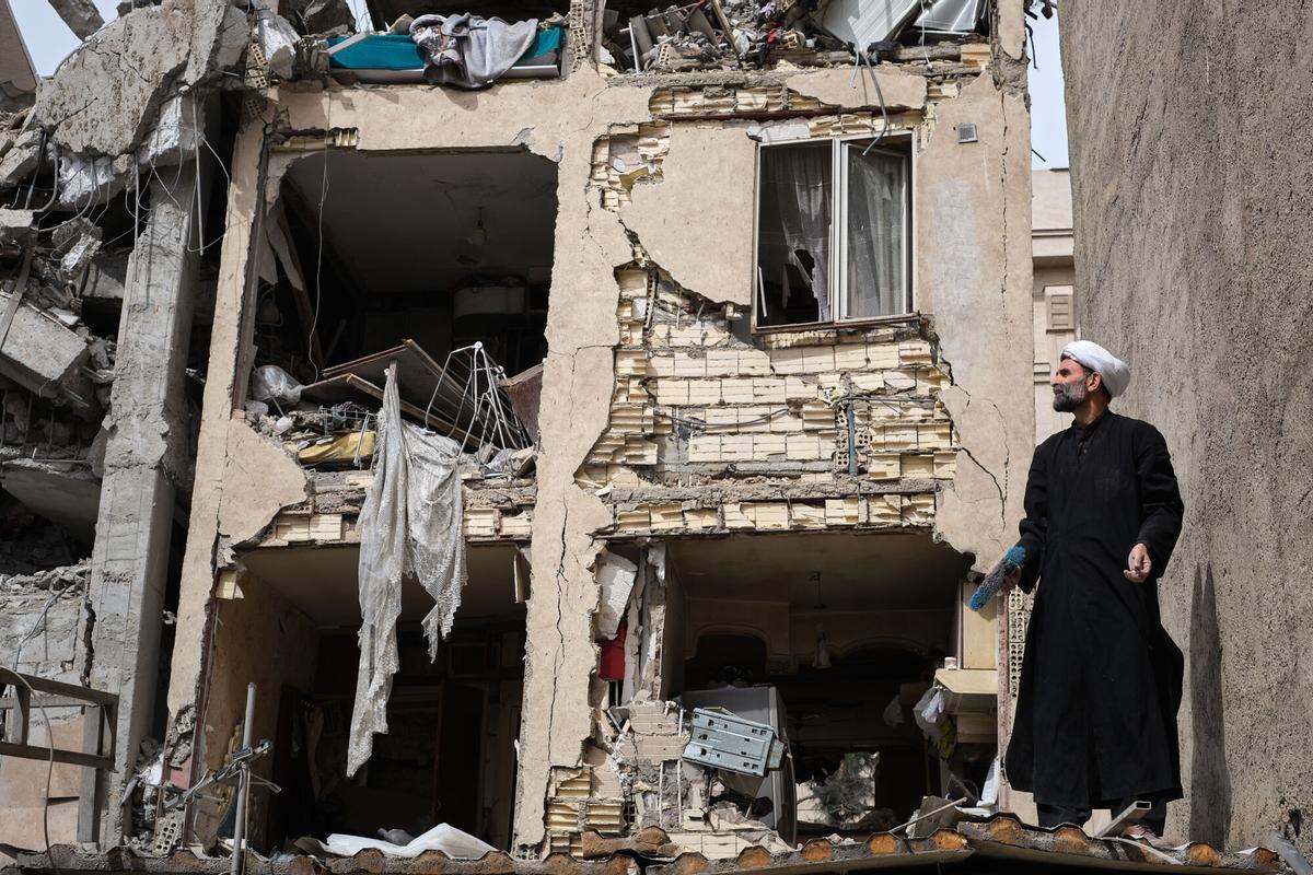 Un poster con el rostro del asesinado líder supremo de Irán, Alí Jameneí, frente a las ruinas de un edificio atacado por Israel en los suburbios del sur de Beirut. (Fuente: El Periódico Internacional)