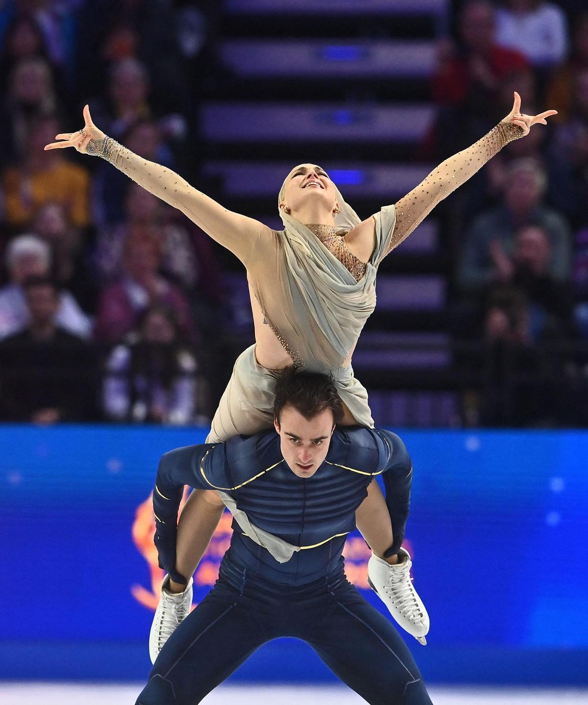 La pareja española de patinaje sobre hielo, Olivia Smart y Tim Dieck, completando su programa libre en el Mundial de Patinaje en Praga. (Fuente: El Periódico)
