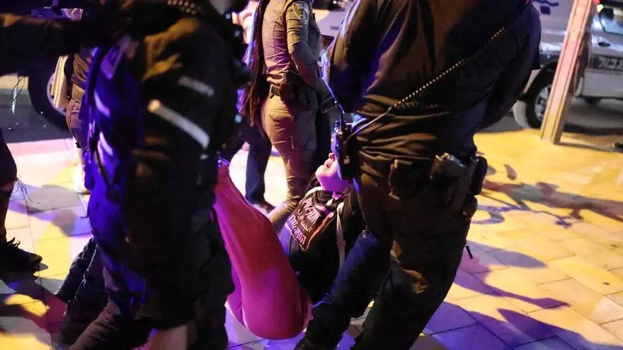 Los atletas en acción durante la primera jornada de la Copa de España de Escalada en Cáceres. (Fuente: El Periódico)