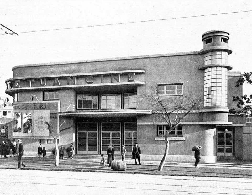 Un cartel de cine antiguo con películas de Disney y Jess Franco (Fuente: El Mundo)