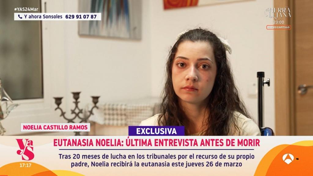 Una persona mayor en una cama de hospital, sonriendo mientras recibe atención médica. (Fuente: El Mundo)