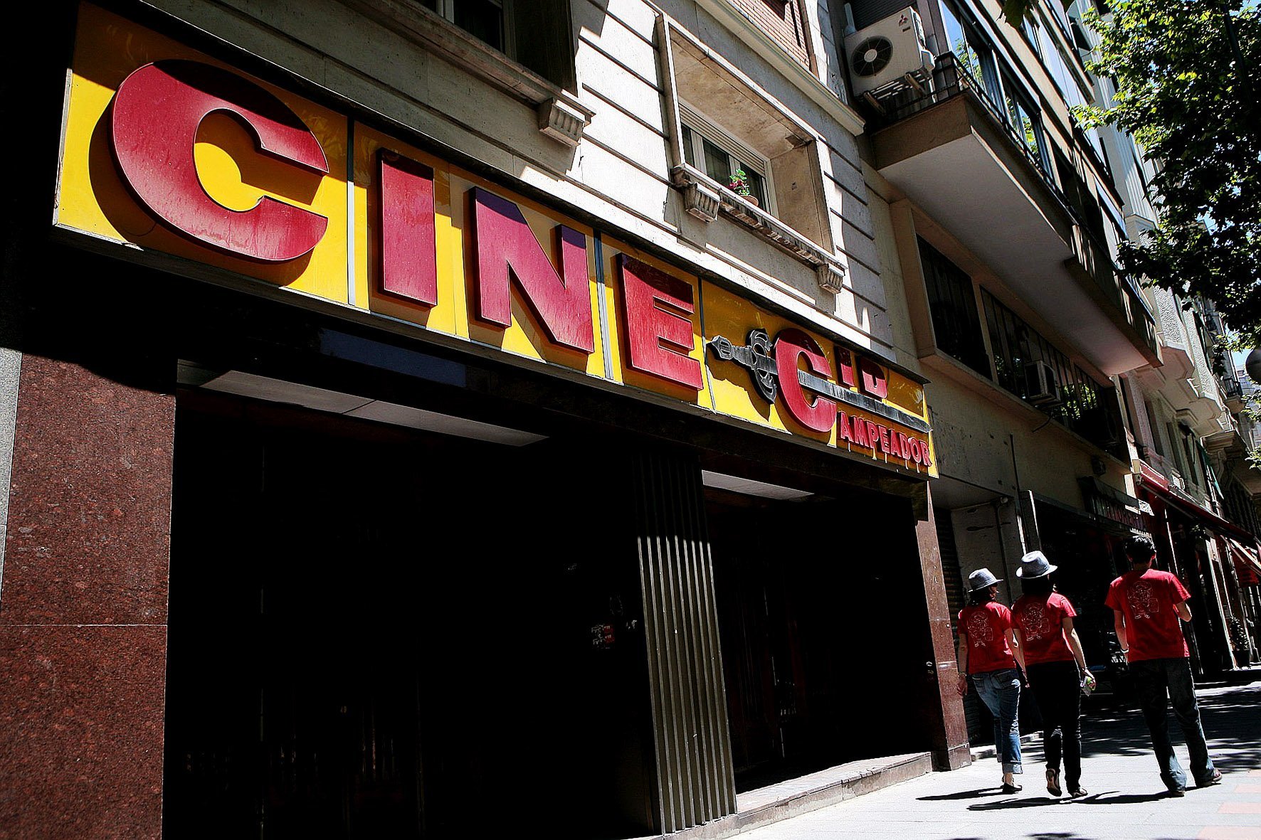 Una imagen de un cine de barrio con una multitud de jóvenes en la entrada (Fuente: El Mundo)