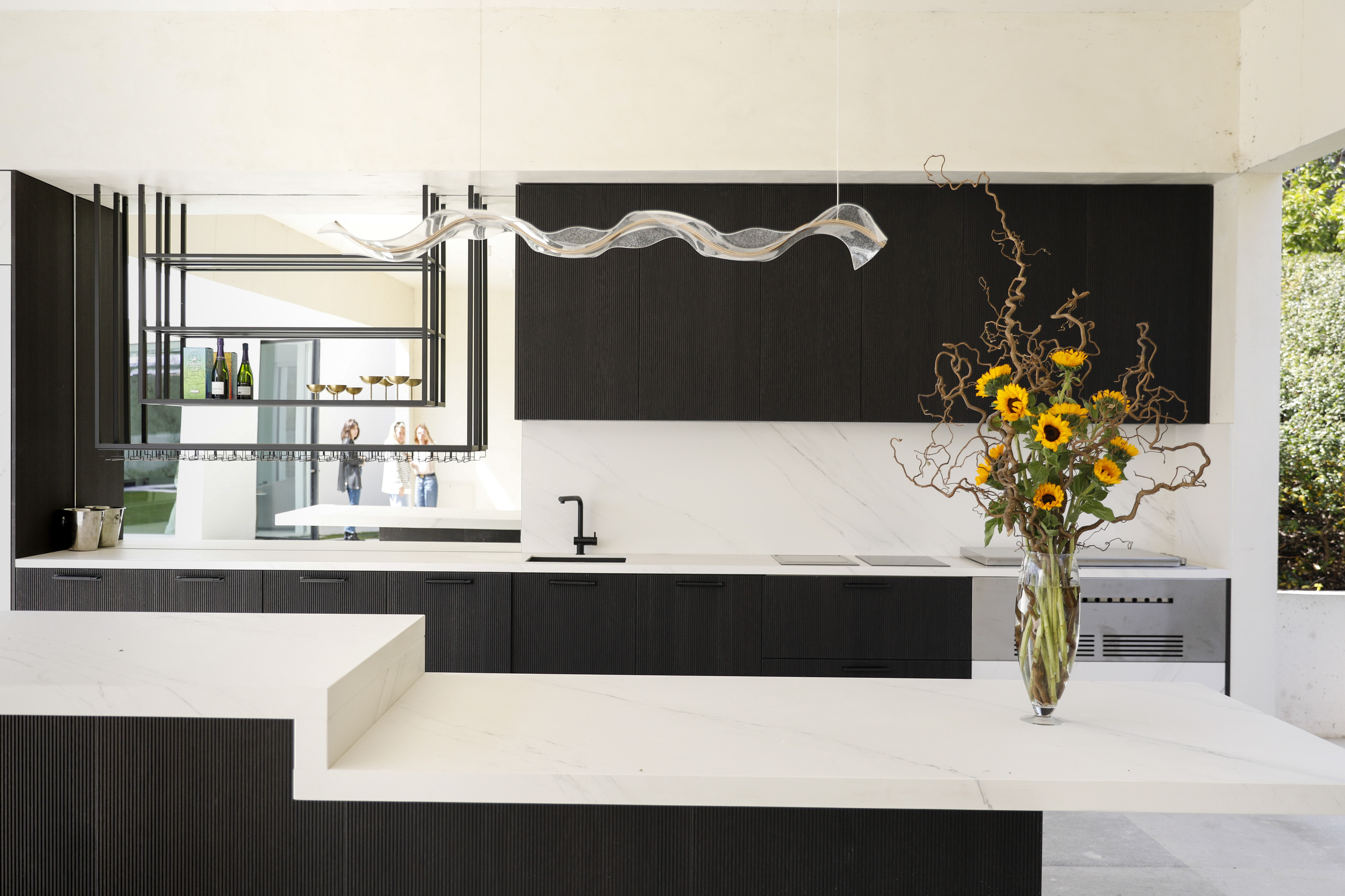 María Medina y Alicia Verdasco, socias de The Hamptons, ultimando los detalles de una lujosa vivienda en Somosaguas, Madrid. (Fuente: El Mundo)