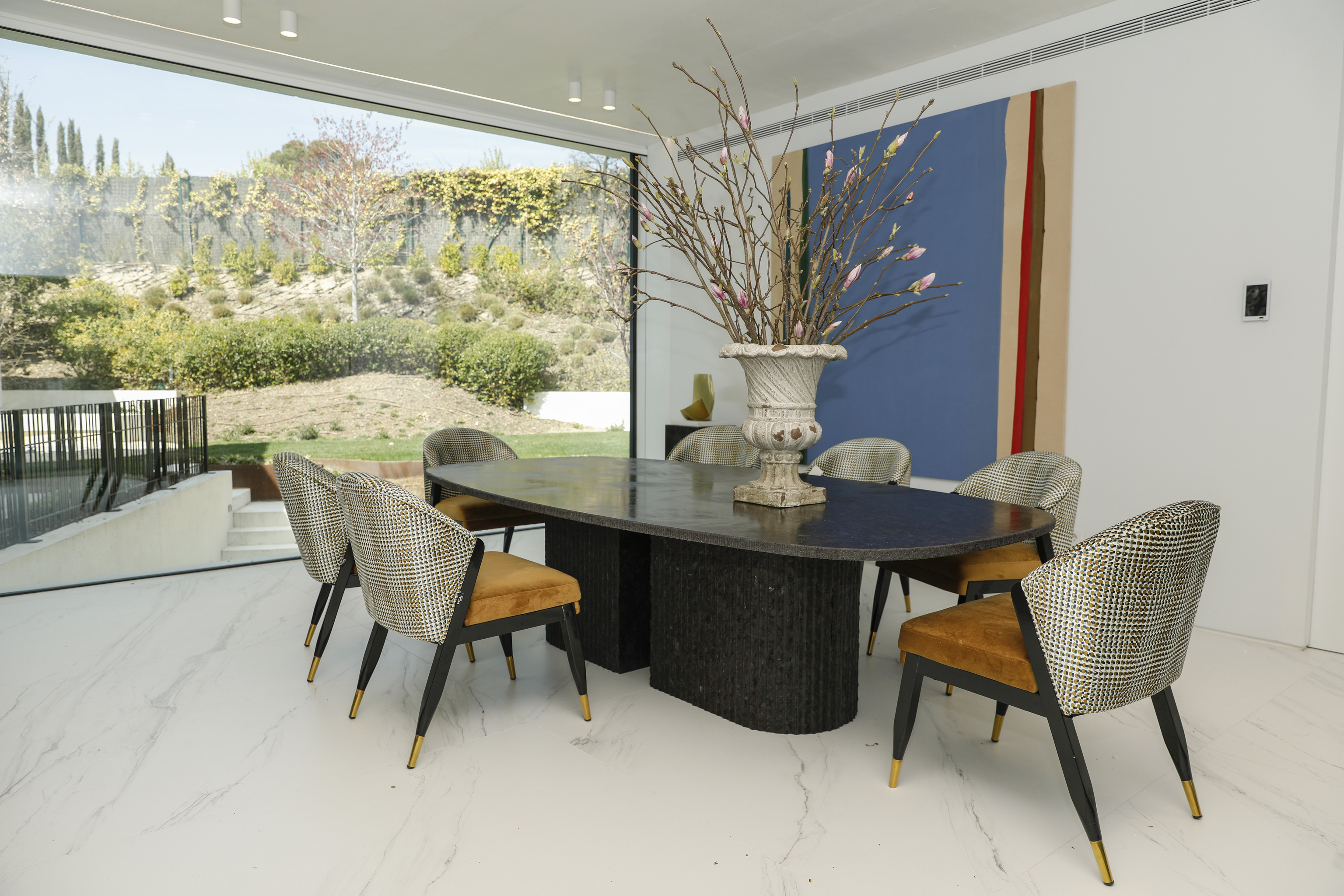 Una vista impresionante de la vivienda de ultralujo en Somosaguas, con un jardín con piscina y cocina exterior. (Fuente: El Mundo)