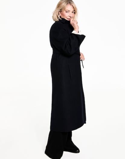 Carmen Maura posa para una sesión de fotos en un estudio de Madrid, luciendo una sonrisa en su rostro. (Fuente: El País)