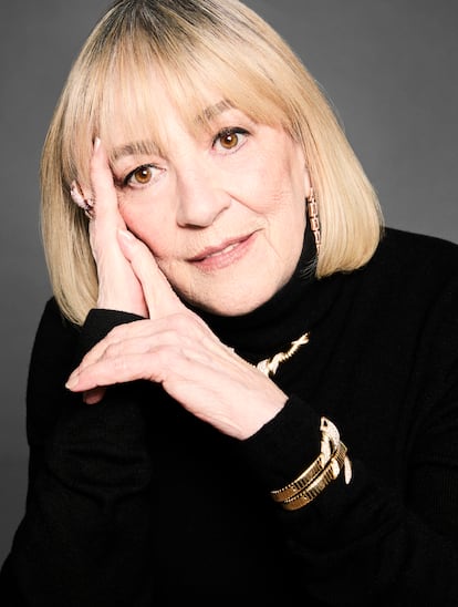 La actriz Carmen Maura en una imagen de archivo, sonriendo y mirando a la cámara con una actitud decidida. (Fuente: El País)