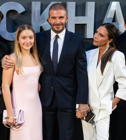 Harper Beckham, la hija menor de David y Victoria Beckham, posa con productos de belleza en una tienda de Londres. (Fuente: El País)