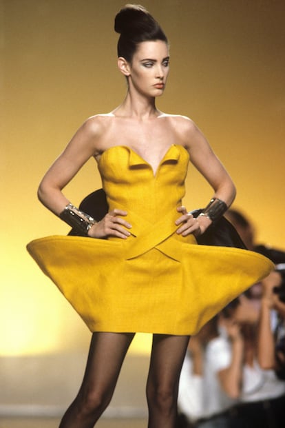 Una imagen de la actriz, Carmen Maura, en la película '¿Qué hace una chica como tú en un sitio como este?' de Fernando Colomo. (Fuente: El País)